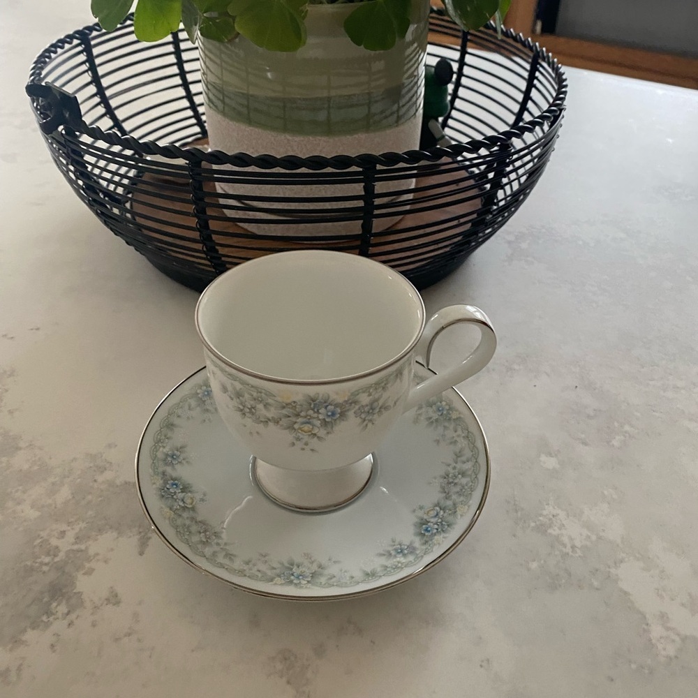 4 Elegant Floral Teacup and Saucer Set